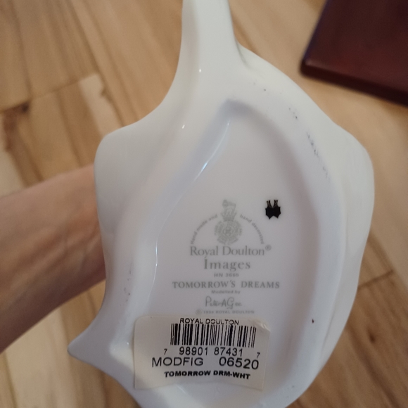 Genuine Royal Doulton Tomorrow's Dreams figure and stand - Picture 4 of 4